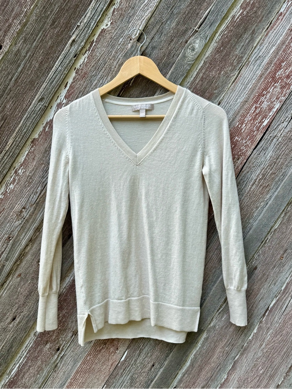 Banana Republic Extra Fine Merino Wool V-Neck Sweater XS Petite Ivory